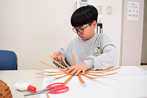 手早く編み込む参加者