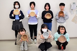 参加者全員で作品を掲げる様子