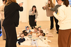 こどもを囲む保護者