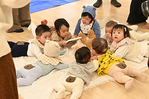 くまがおしりにプリントされた服を着るこどもたち