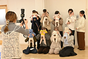 くまケツを見せて記念撮影