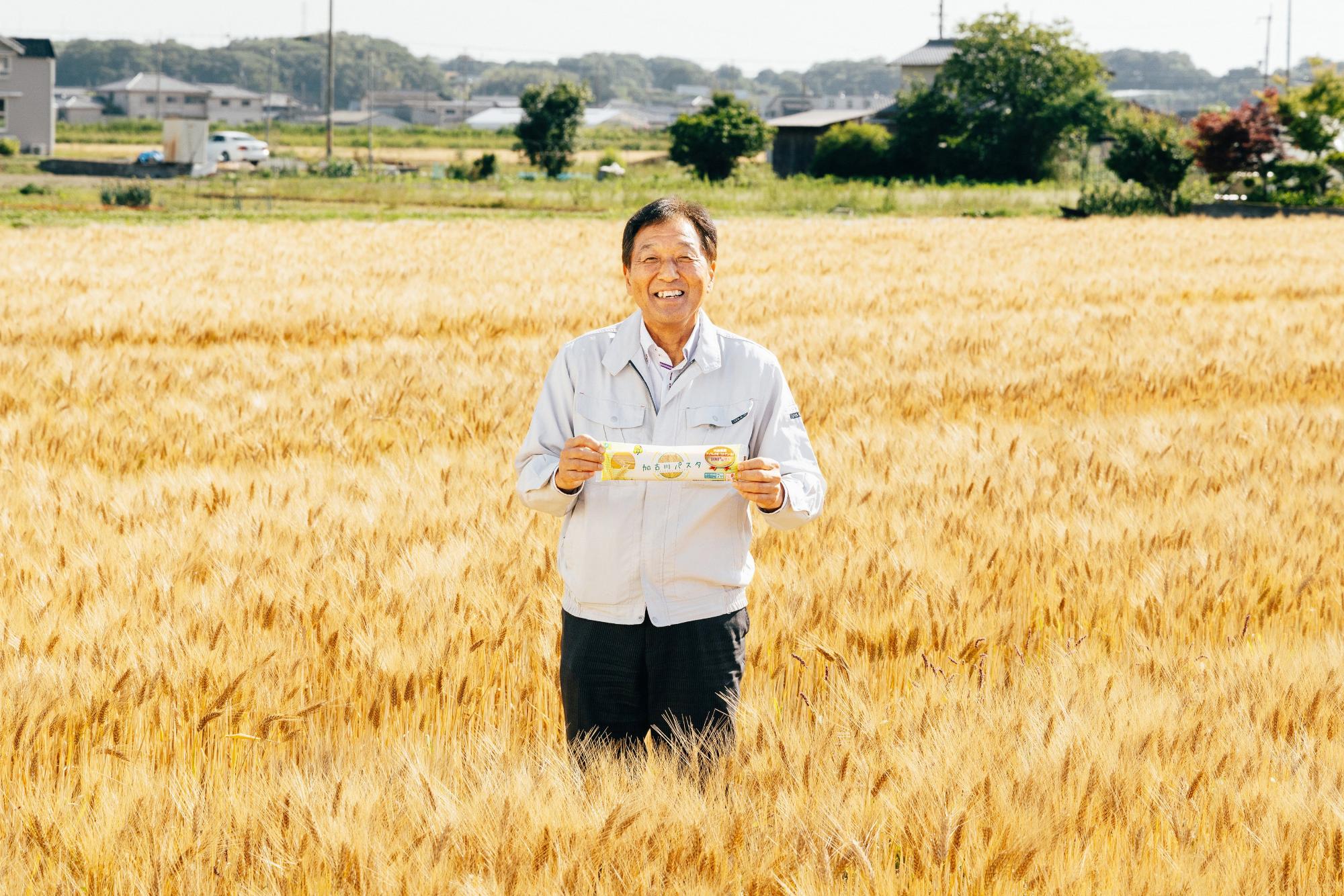 小麦畑に立つ本岡壮一さん
