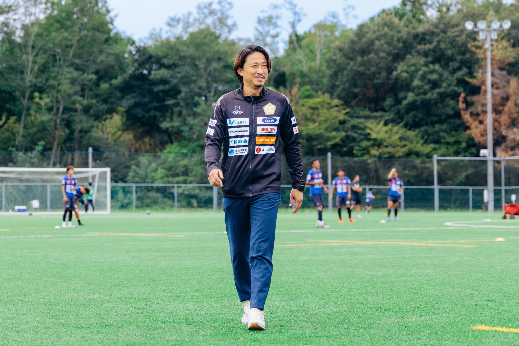 グラウンドを歩く大塚靖治さん