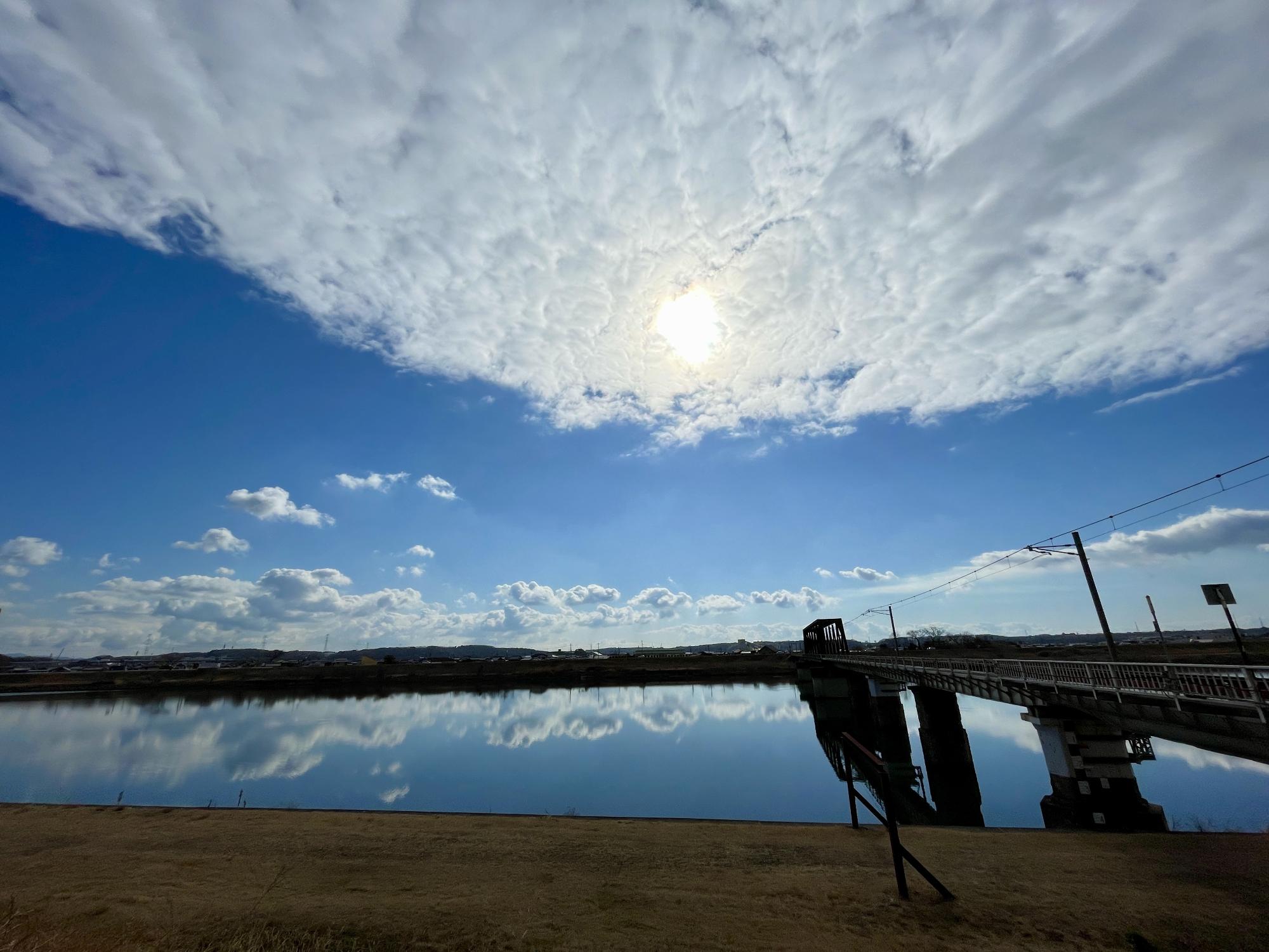 加古川の水面が水鏡となっている景色