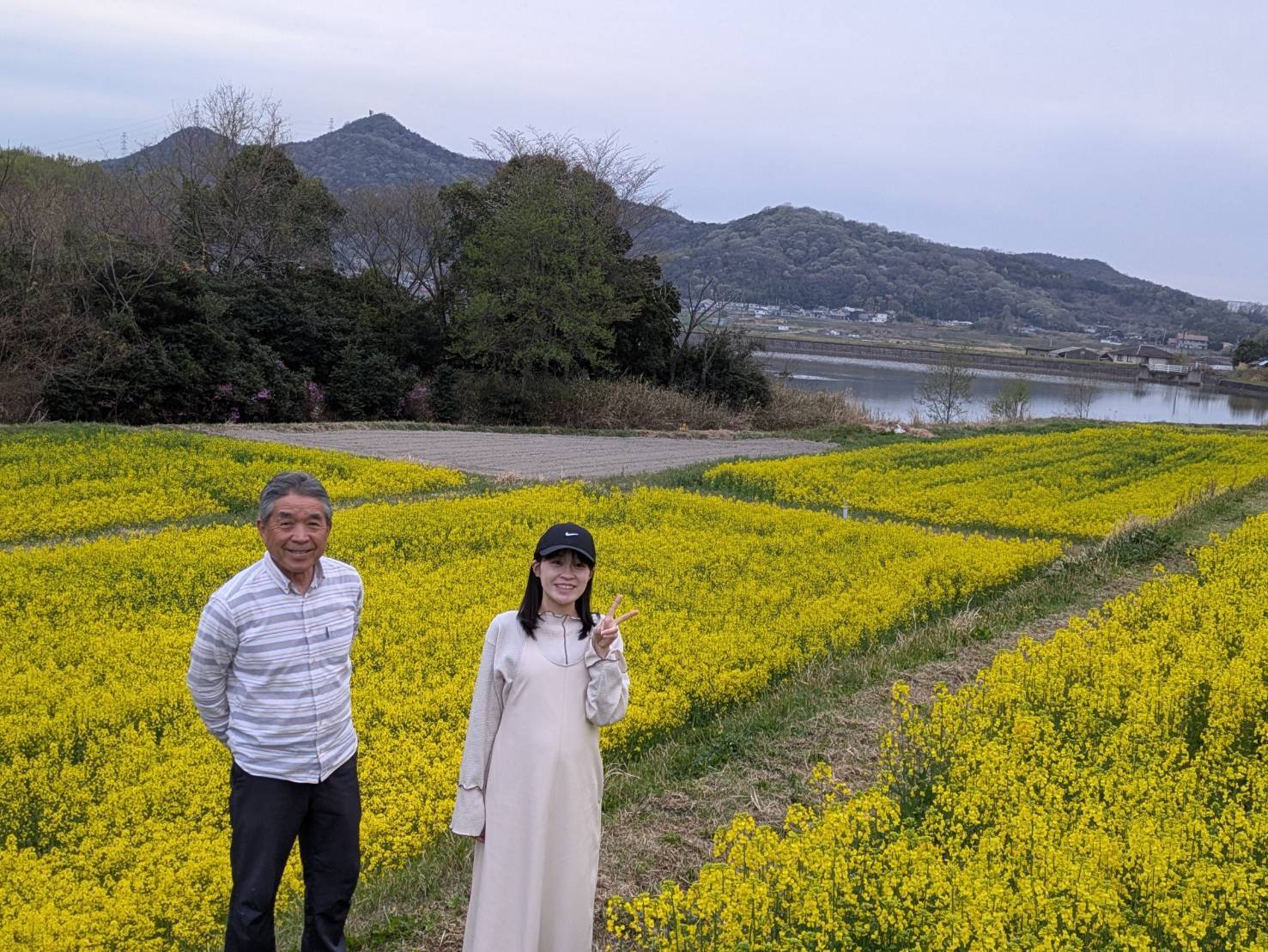 志方の菜の花畑の前でお孫さんとツーショットの丸山さん