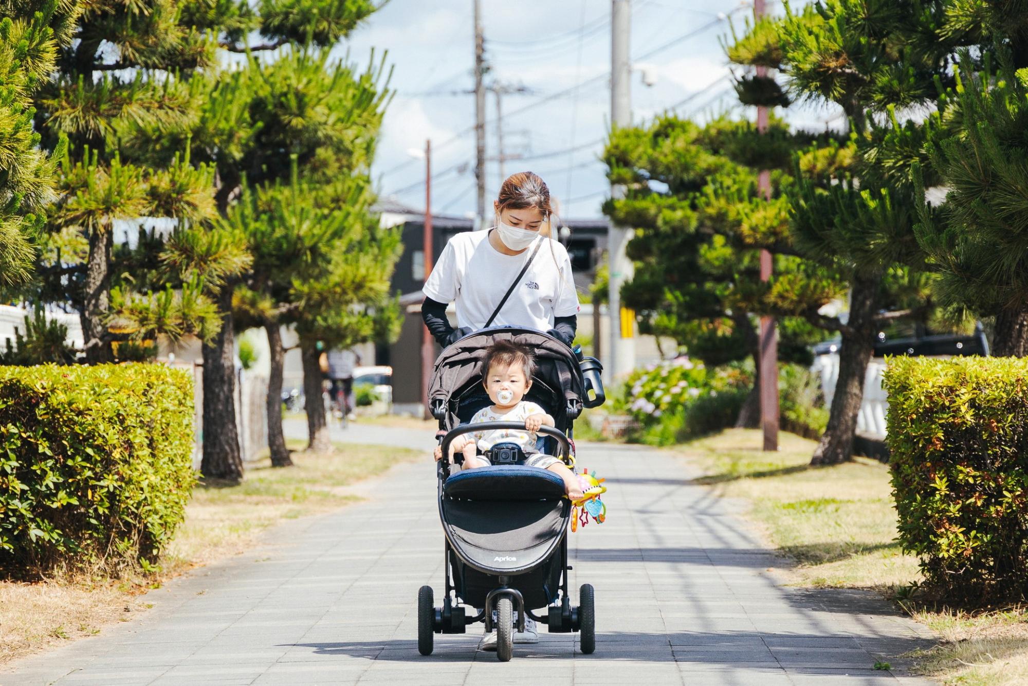 ベビーカーを押すお母さん