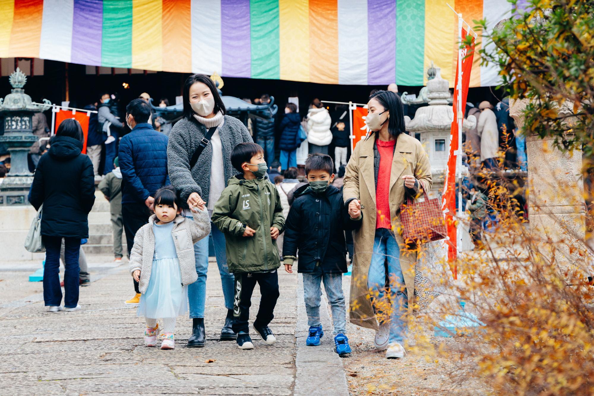 鶴林寺の鬼追いに来た家族