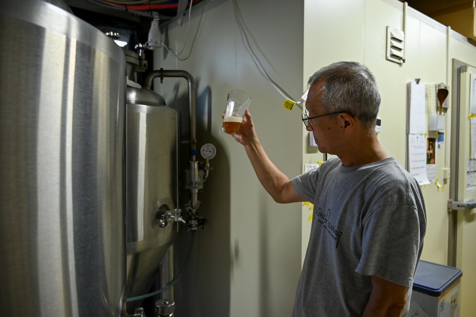 仕込んだビールを確認する大西さん