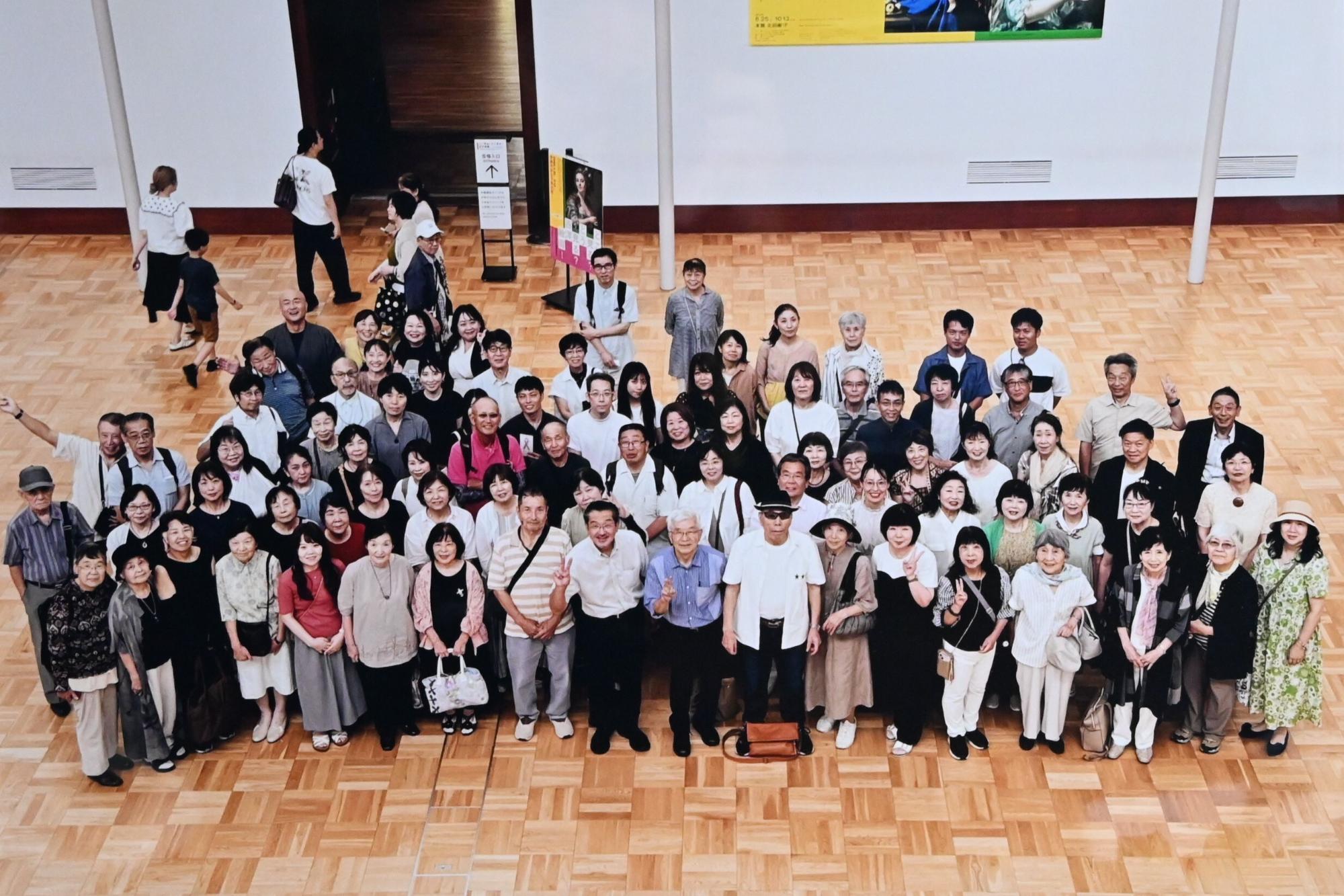 生徒たちと一緒に開催した展覧会で記念撮影