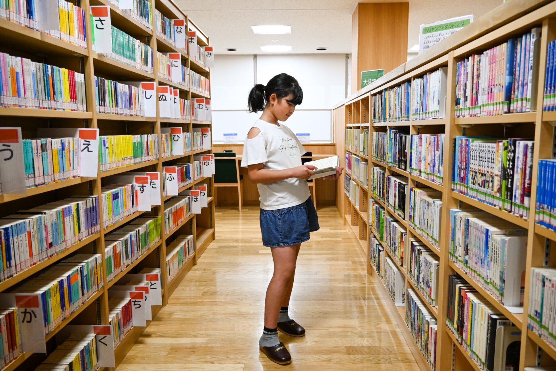 借りる本を選ぶ小学生の女の子