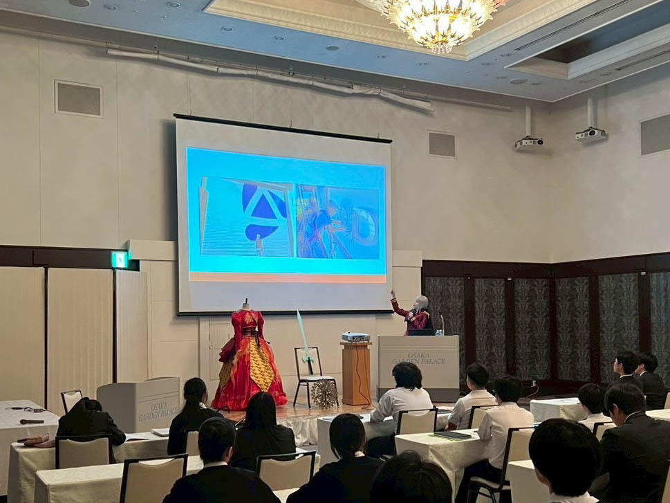 高校生に講義をする桃井さん