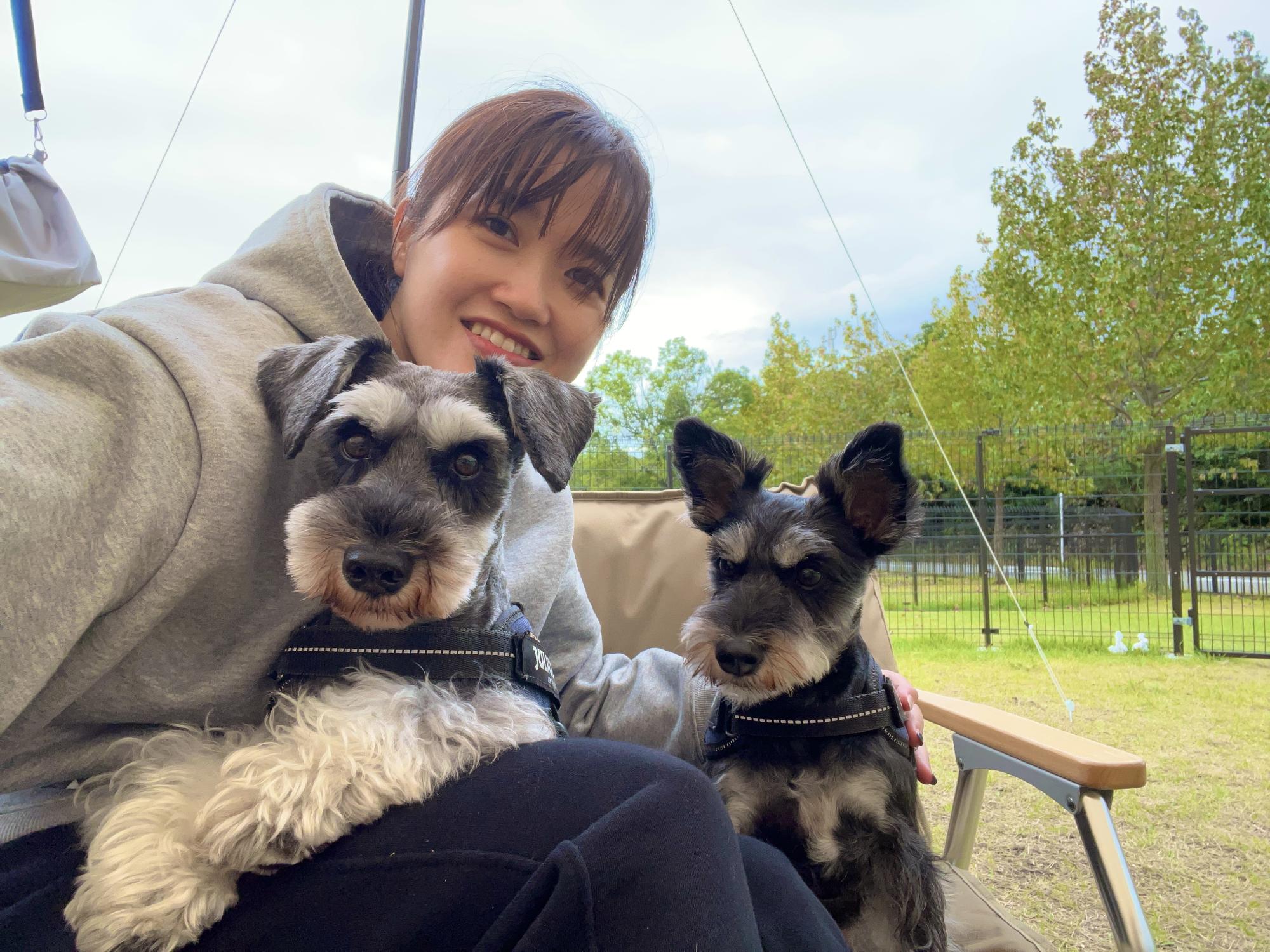 みとろの丘のドッグランで愛犬2匹と写真を撮るたなかのりこさん