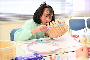 縁ひもで仕上げる参加者