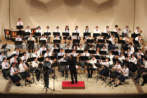 中村さんと演奏する高校生リーダーズバンド