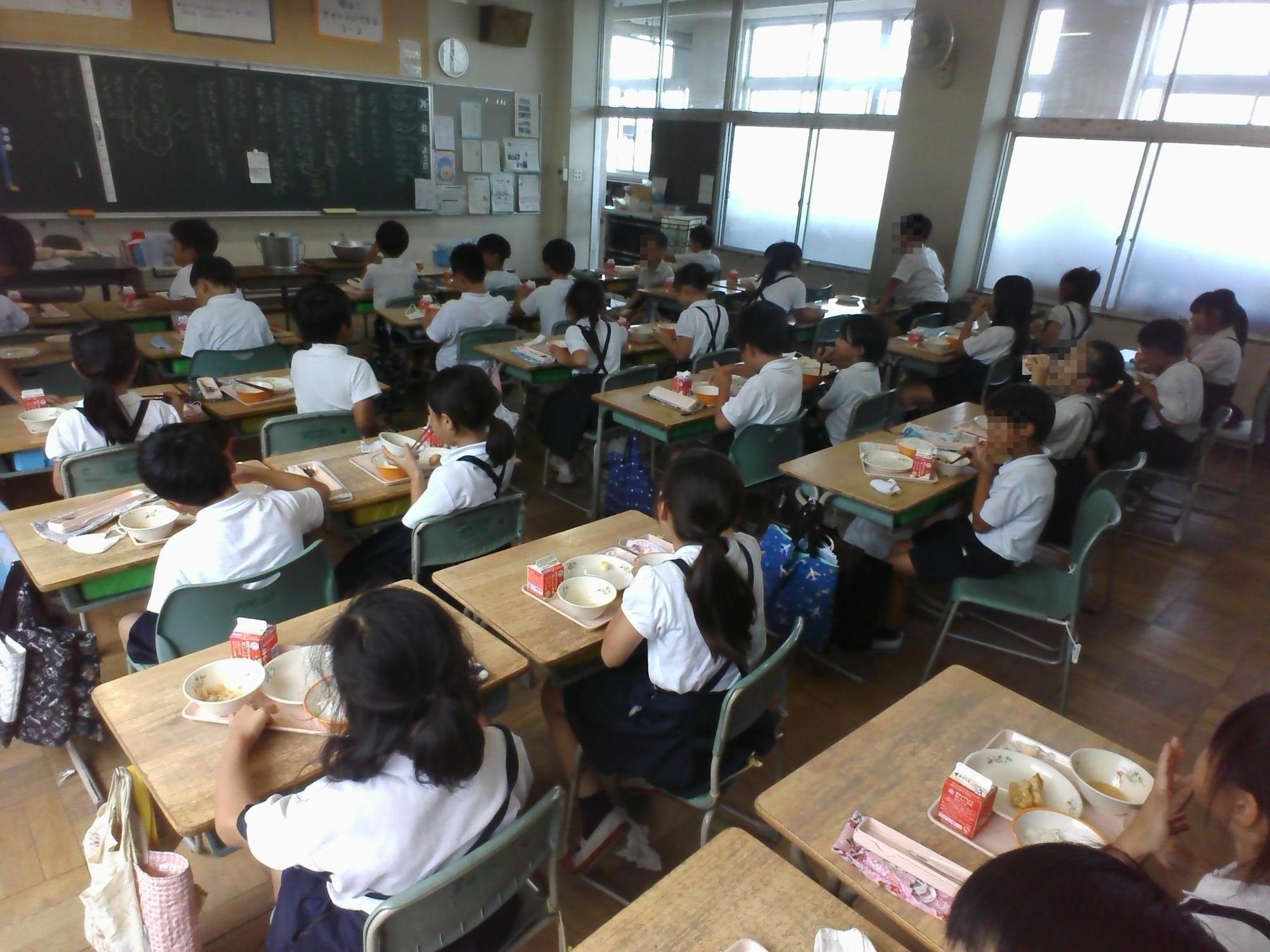 給食の様子1