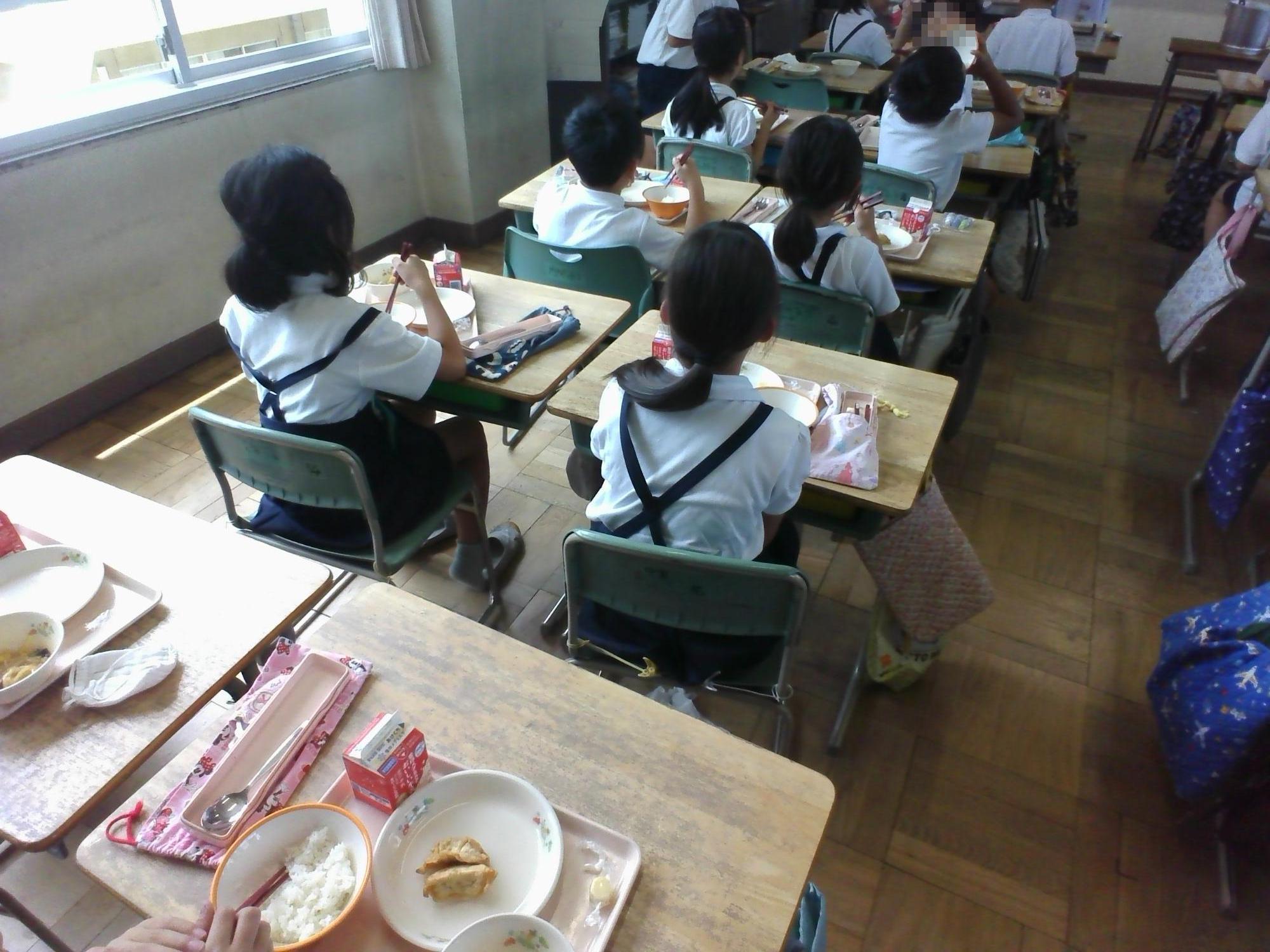 給食の様子2