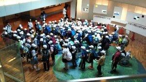 郷土資料館で整列している大勢の6年生児童の様子の写真
