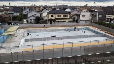 水を抜いたプールの中を遠景から収めた写真