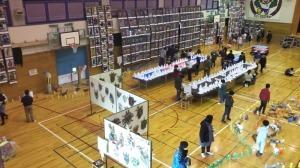 展示された作品群を多くの人が鑑賞している写真2