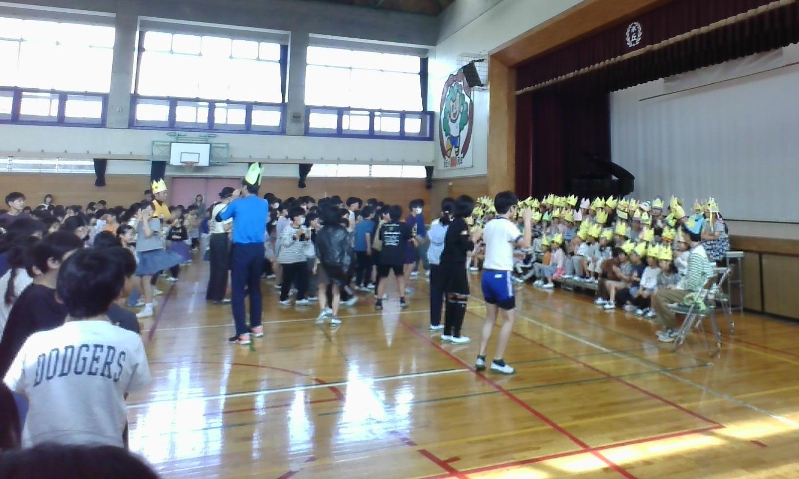 6年生と一緒に踊りました。