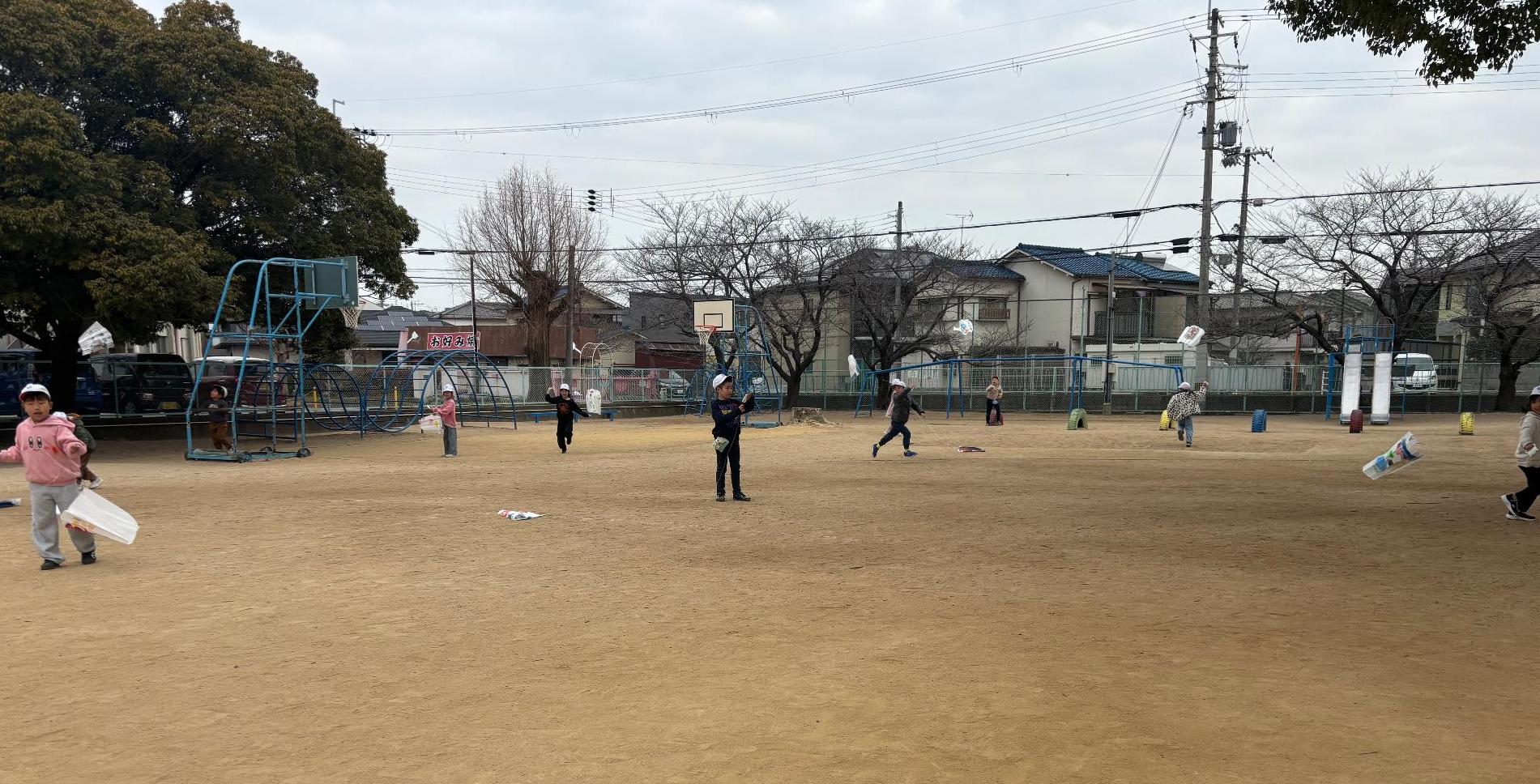 凧揚げをする子ども達