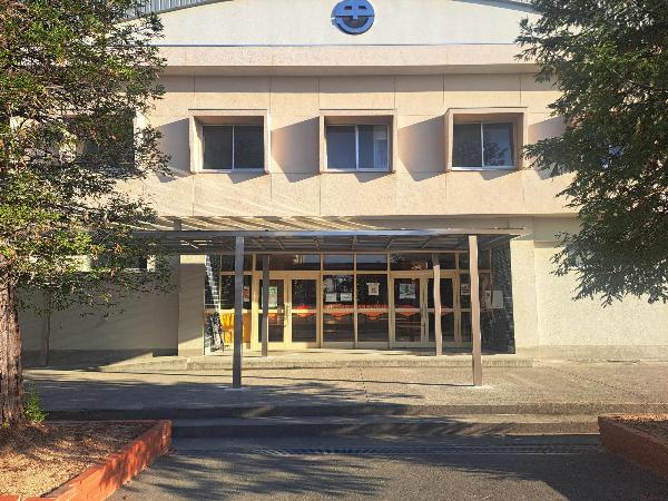 体育館前ひさし完成写真3