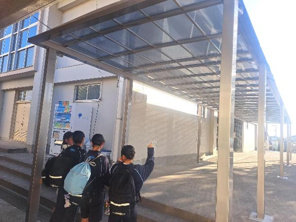 体育館前ひさし完成写真2