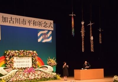 壇上で「追悼のことば」を述べる加古川市遺族会会長の写真