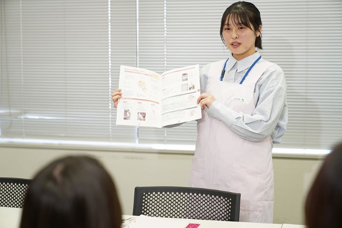 妊婦講座で説明をするこども部育児保健課の福本さんの写真