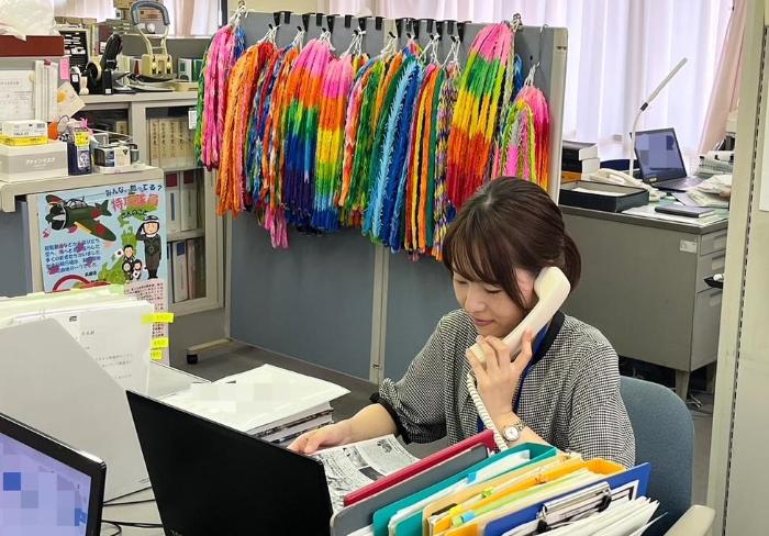 電話対応している総務部総務課の薬谷さんの写真