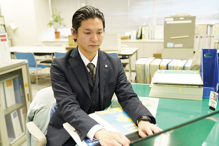 パソコンで資料を作成する都市計画部都市計画課の駒井さんの写真