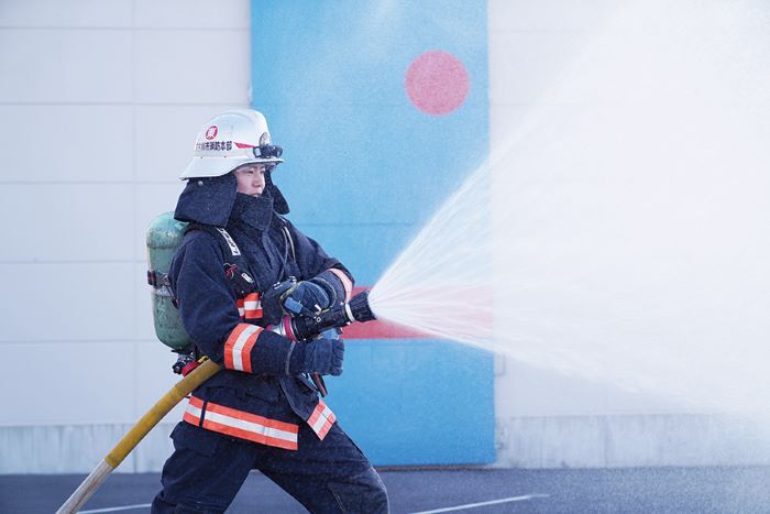 放水をする東消防署の坂元さんの写真