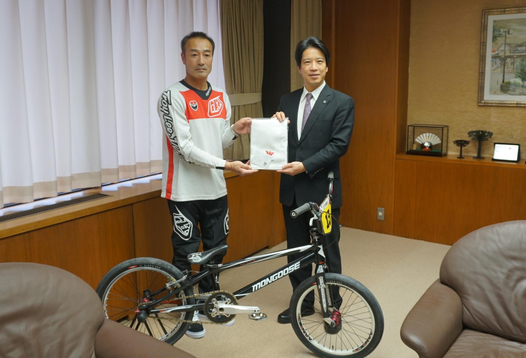 片田選手と市長の写真