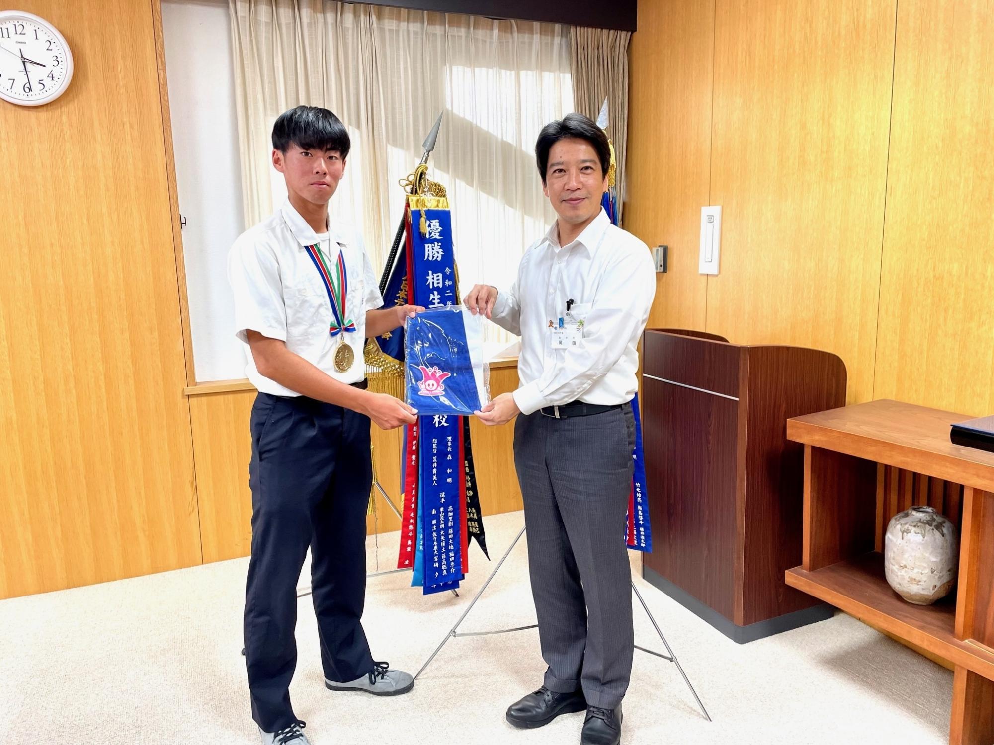 相生学院テニス部の選手・関係者と対応者の写真