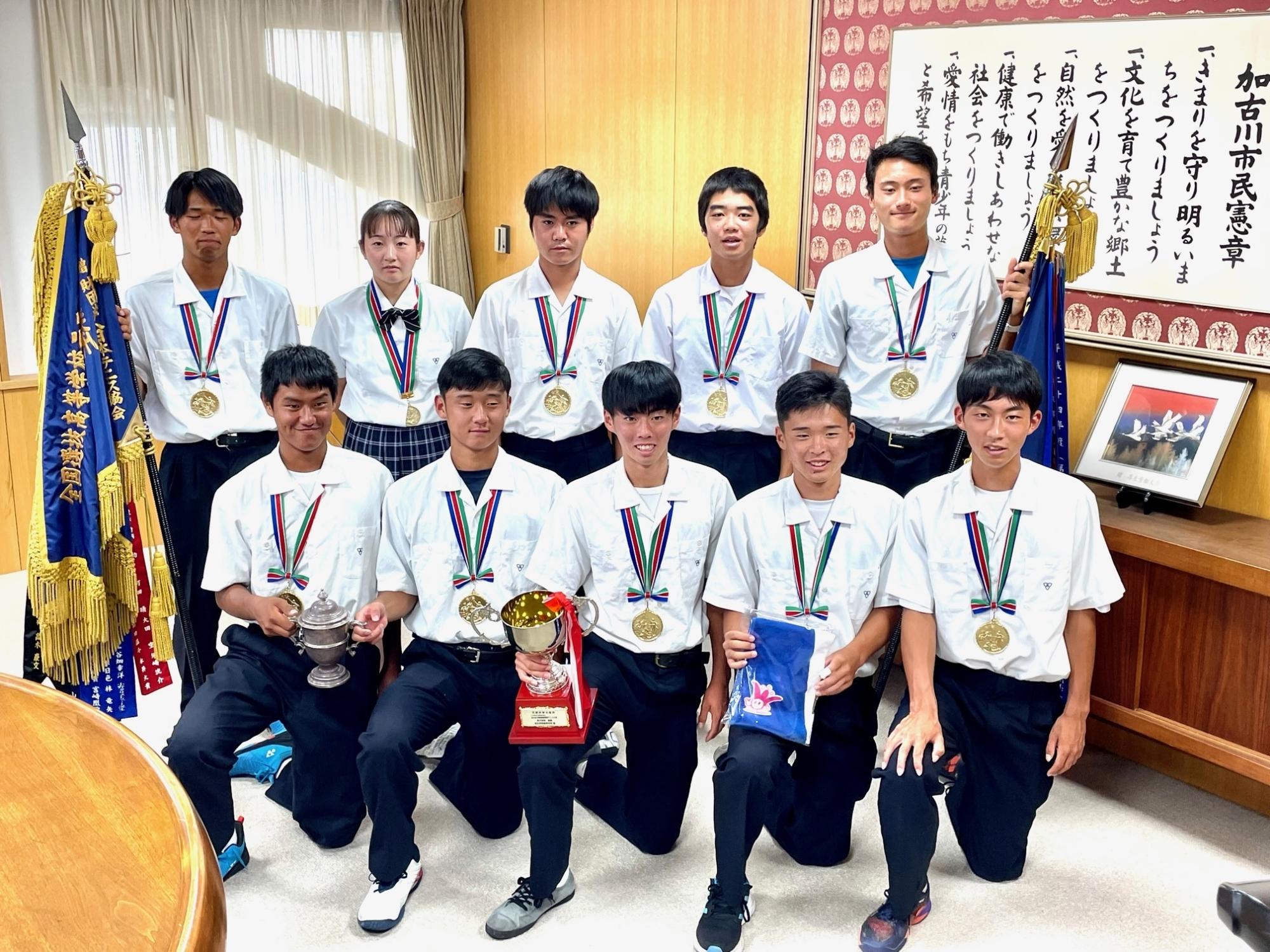 相生学院テニス部の選手・関係者と対応者の写真