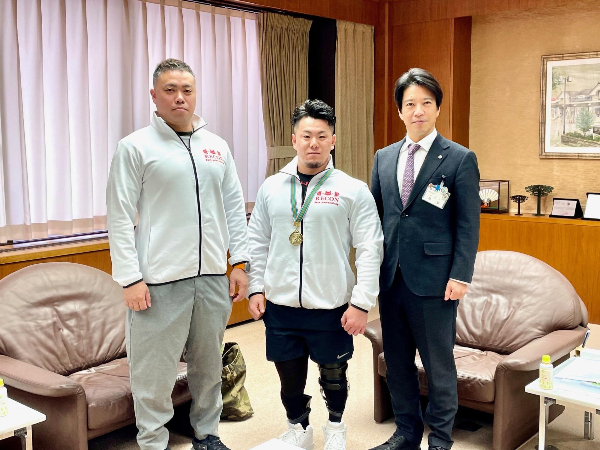 日野選手と市長の写真