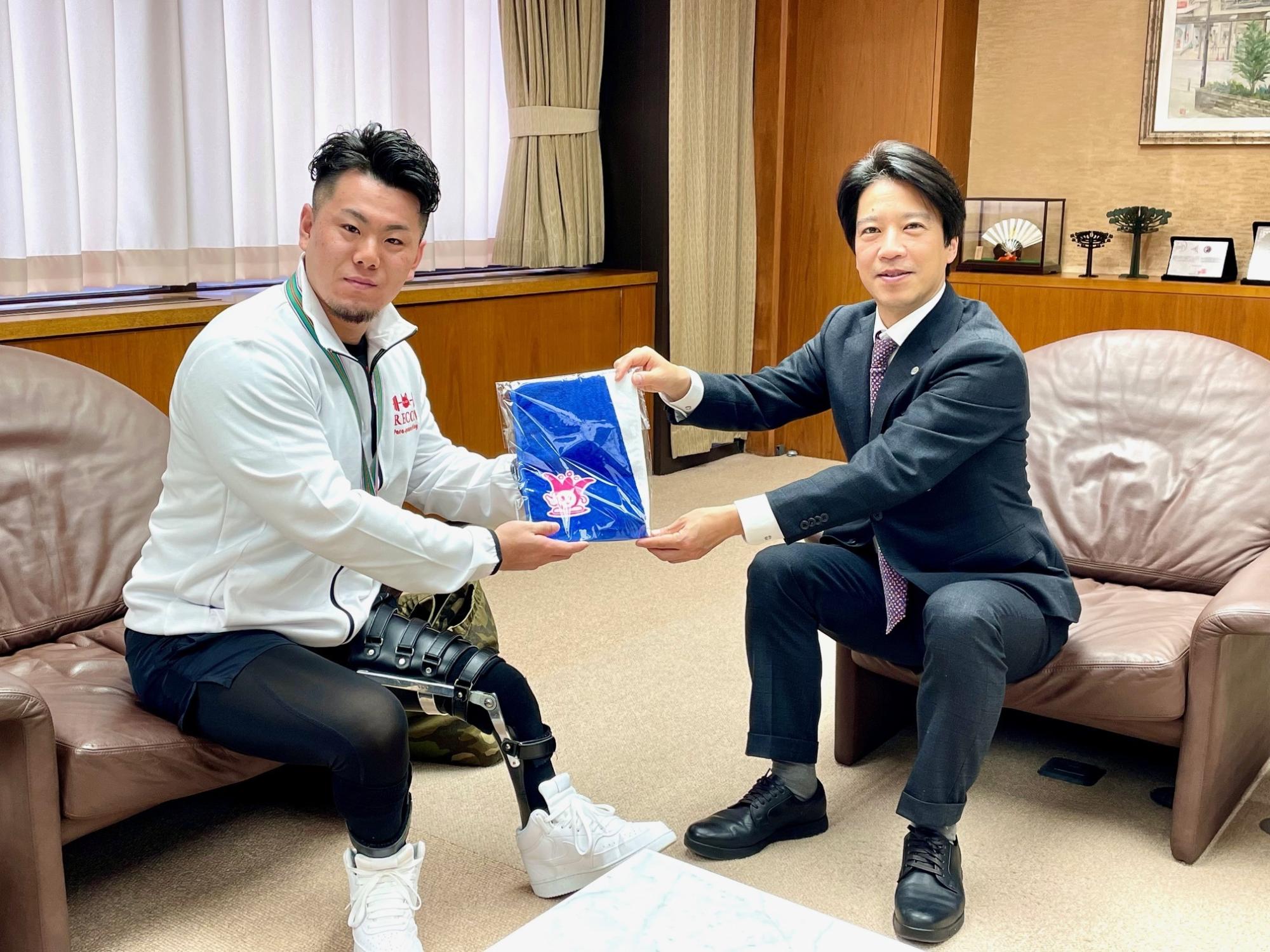 日野選手と市長の写真