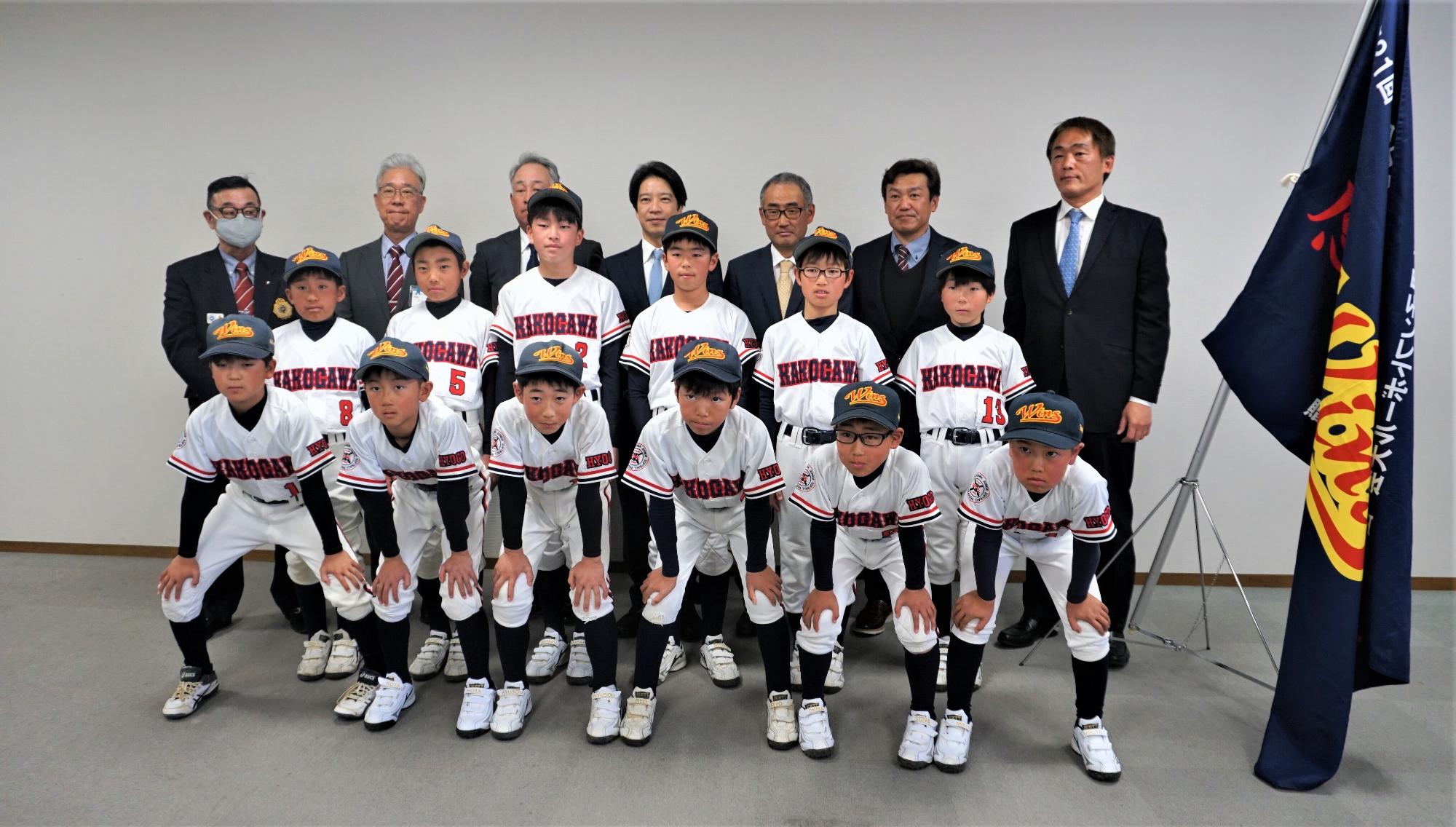 加古川ウィンズの選手・関係者と対応者の写真