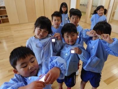 自分の名札を見せている園児たちの写真