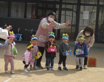鬼のお面をかぶった0歳児