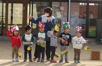 鬼のお面をかぶった2歳児