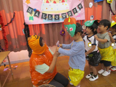 ハロウィンのお菓子をもらう園児