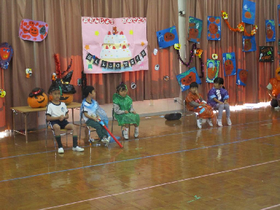 誕生会に参加する園児