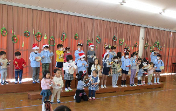 楽器遊びをするふれあい児とそら組園児