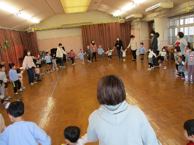 ダンスをするふれあい親子とそら組園児