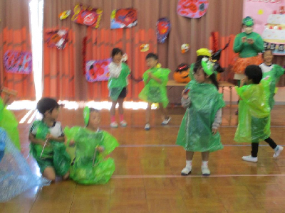 カッパの仮装をしてダンスをする年長児