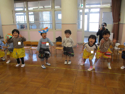 ハロウィンのダンスをする園児
