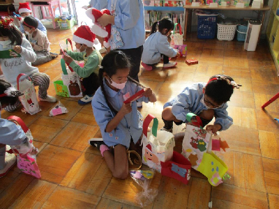プレゼントを開ける園児