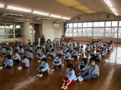終業式で話を聞く園児