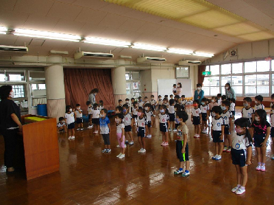 始業式に参加する幼児